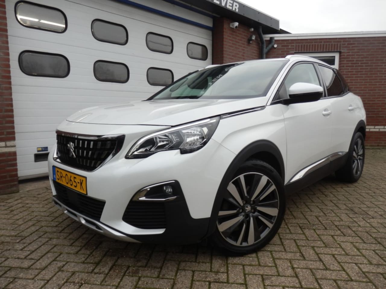 Peugeot 3008 - 1.2 PURETECH ALLURE trekhaak/19inch alu/airco - AutoWereld.nl