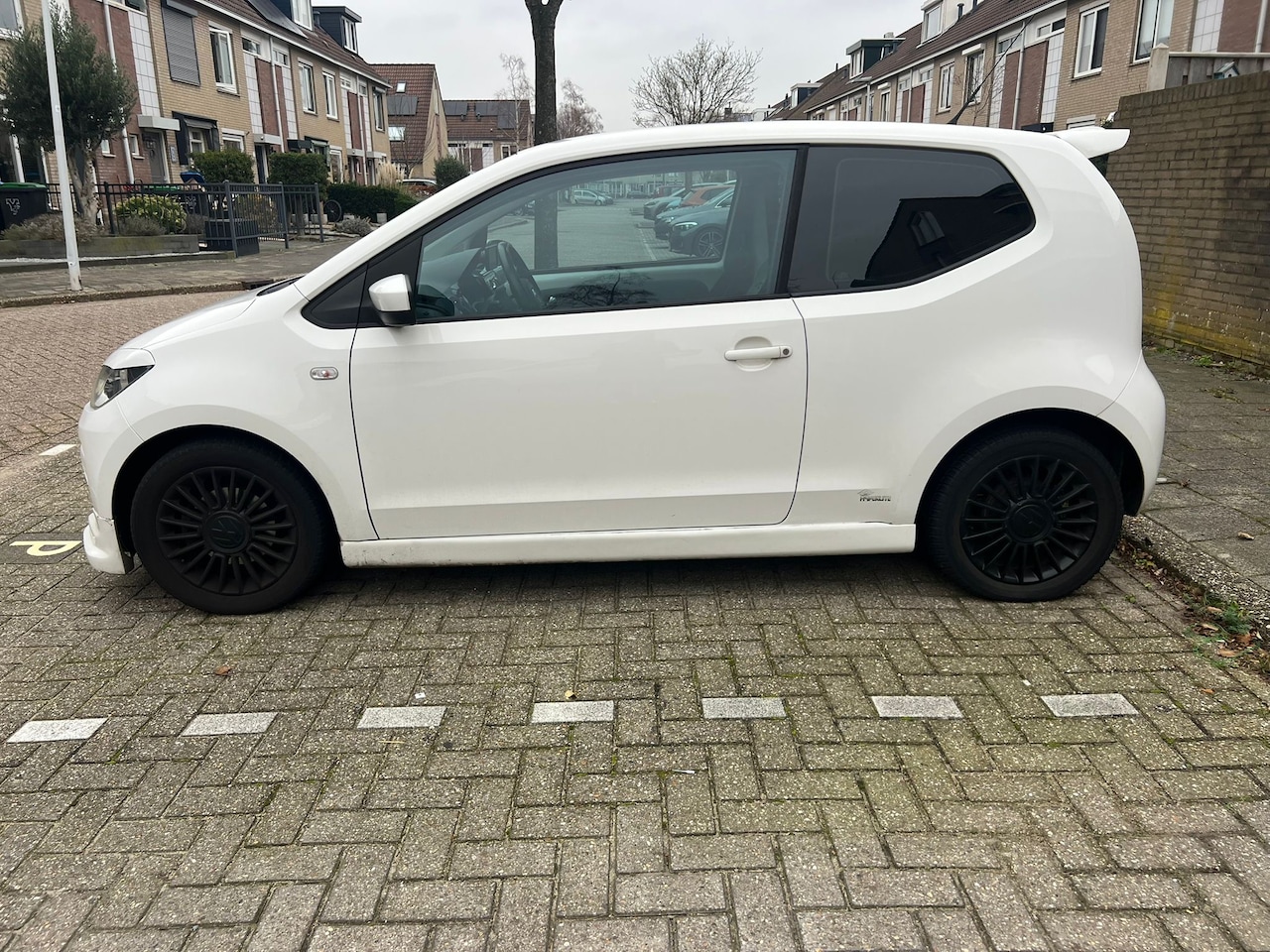Volkswagen Up! - 1.0 high up! BlueMotion Spoilers voor en achter, getinte ramen, 2de eigenaar, volledige onderhoudshistorie - AutoWereld.nl