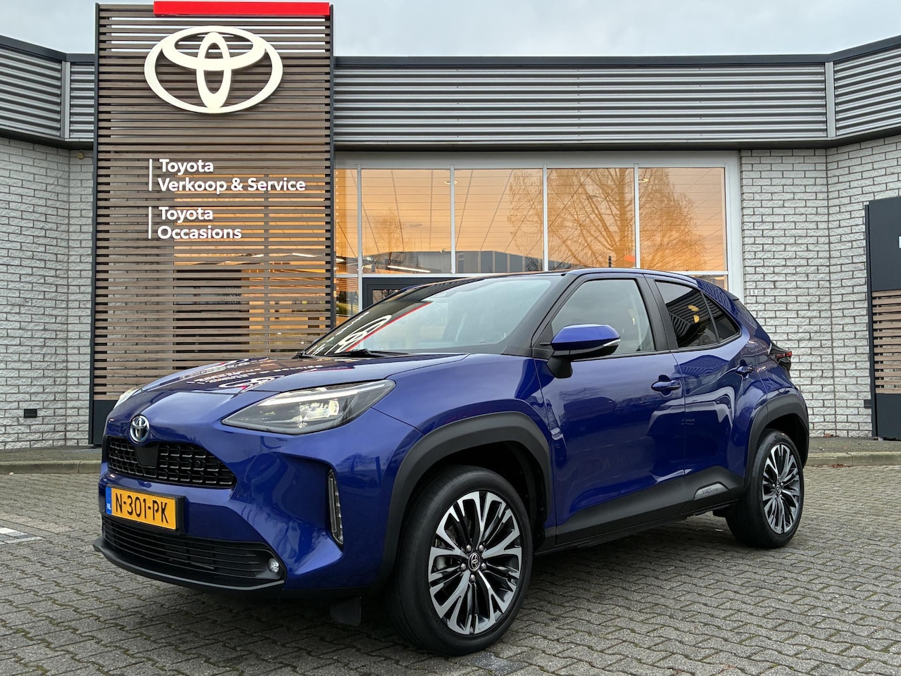 Toyota Yaris Cross - 1.5 HYBRID EXECUTIVE STOELVERW HEAD-UP BLIND-SPOT PARK-SENSOREN NAVI APPLE/ANDROID - AutoWereld.nl