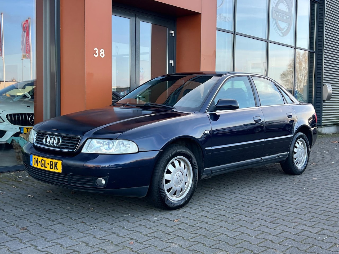 Audi A4 Limousine - 1.6 Advance|Trekhaak|Clima|BT|Elek. ramen - AutoWereld.nl