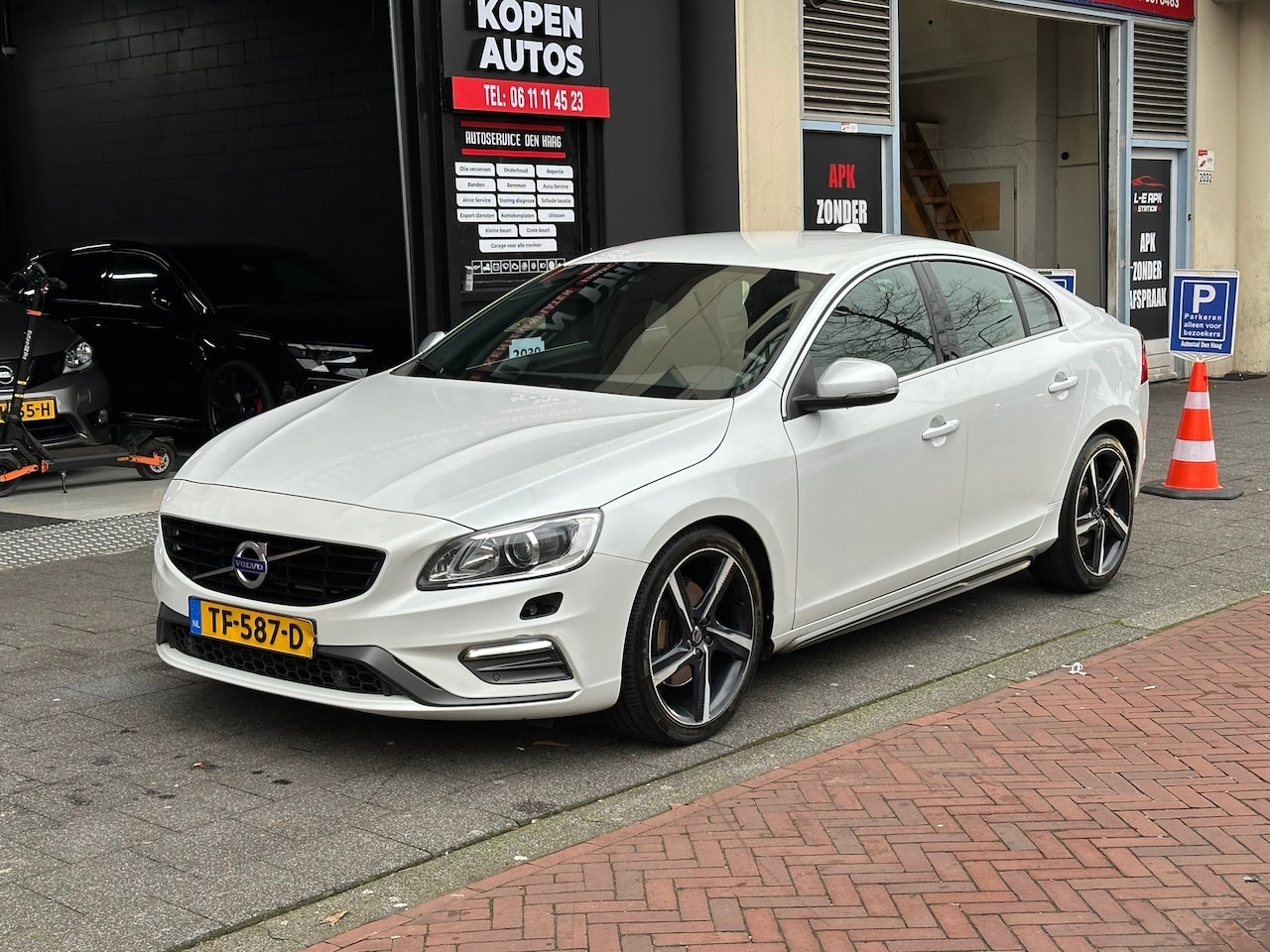Volvo S60 - 2.0 D5 Summum Aut Leer Navi Clima - AutoWereld.nl