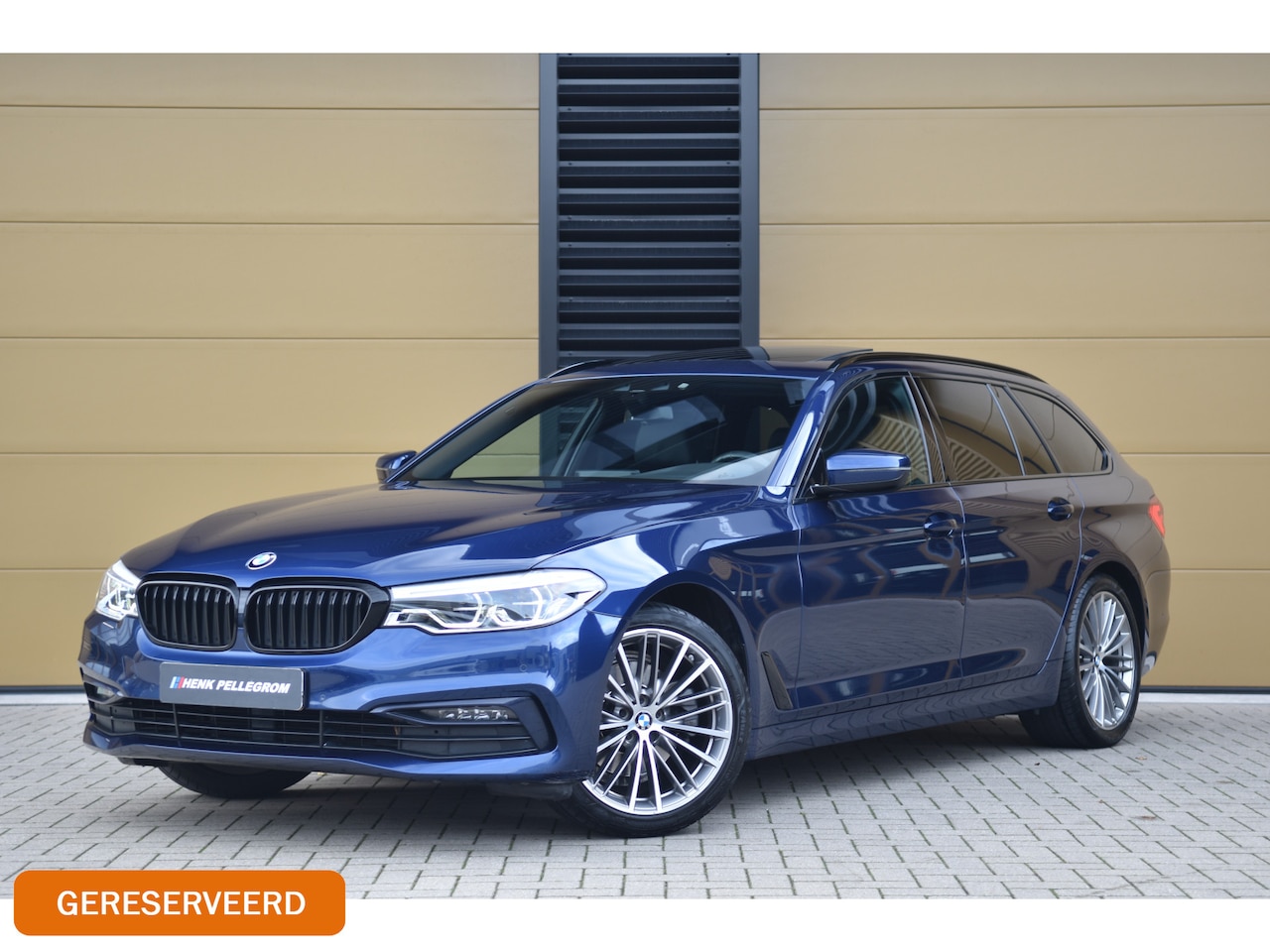 BMW 5-serie Touring - 520i Corporate Lease High Executive * Panoramadak * Trekhaak * 19 Inch lm * Camera * - AutoWereld.nl