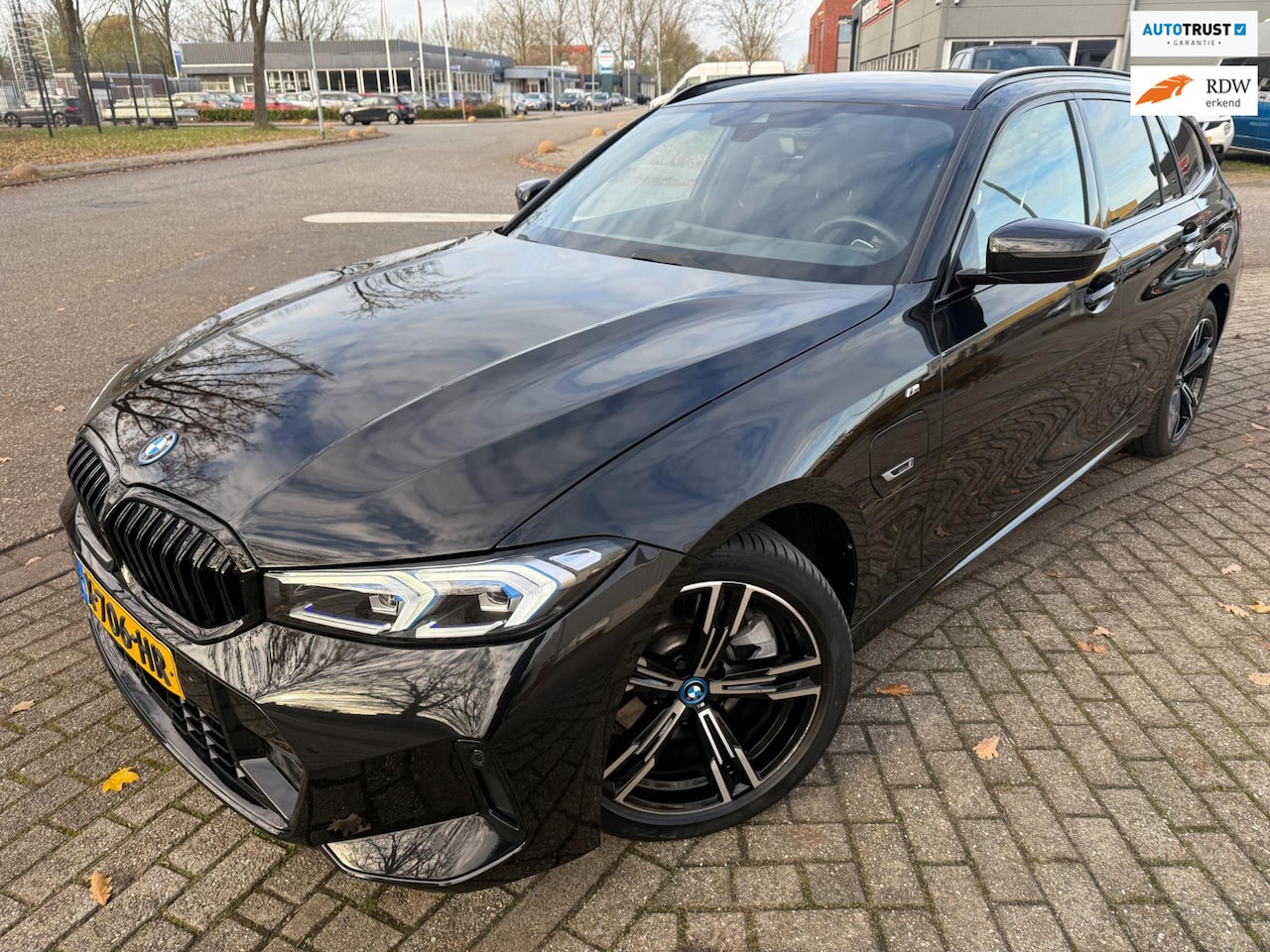 BMW 3-serie Touring - 330e 2023 M-SPORT PHEV HYBRID 293PK ACC LEDER LUXE LED - AutoWereld.nl