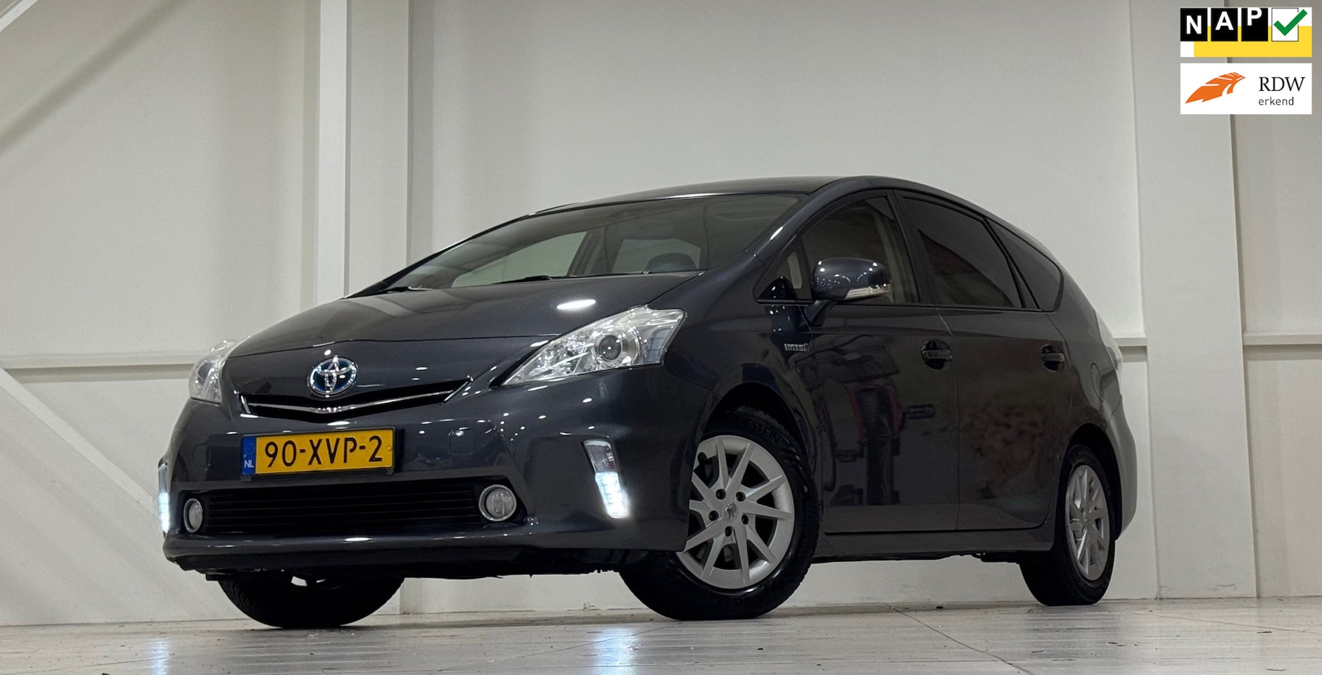 Toyota Prius Wagon - 1.8 Aspiration 96g 7p Trekhaak Goed onderhouden Panoramadak - AutoWereld.nl