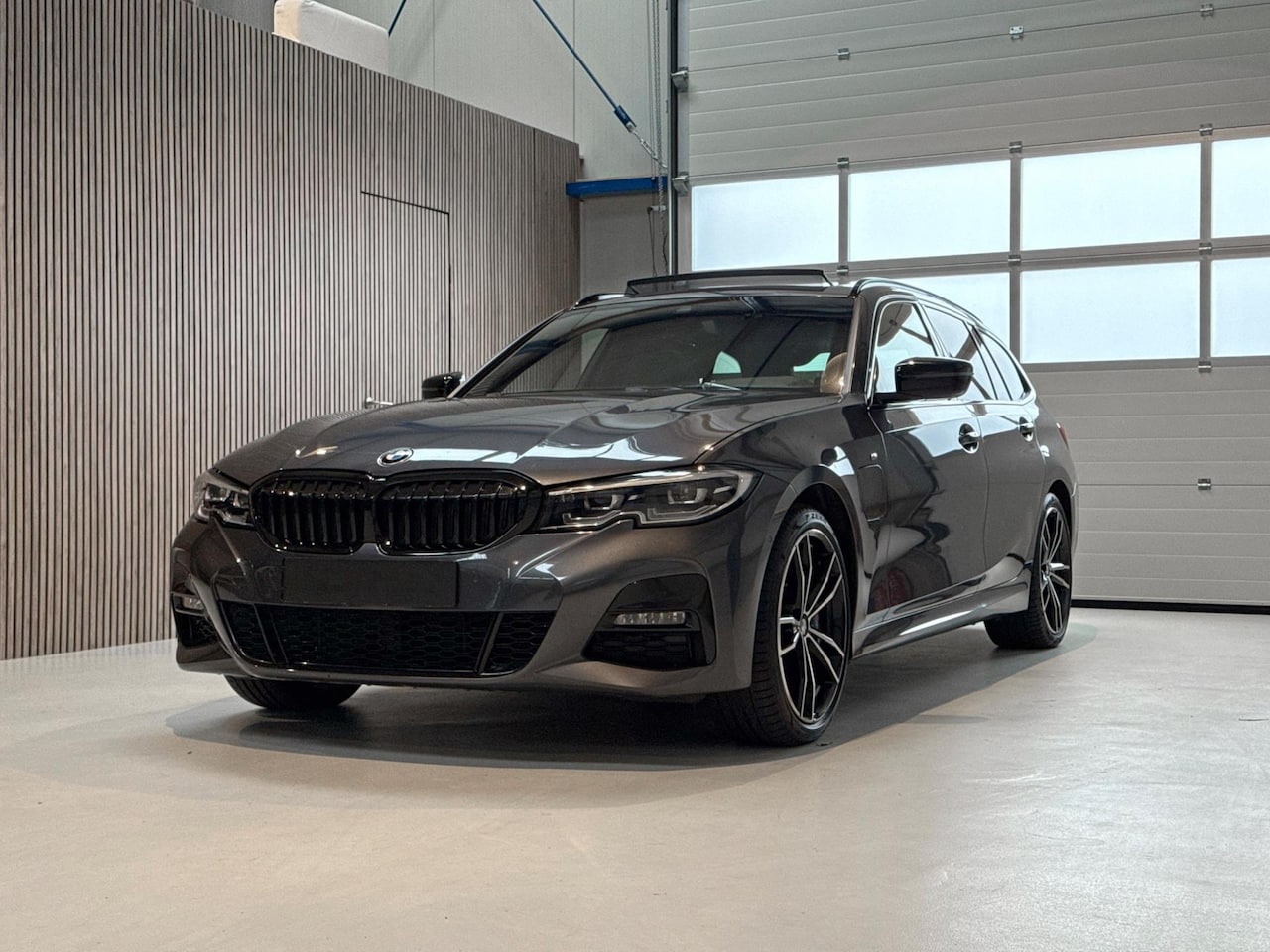 BMW 3-serie Touring - 330e xDrive High Executive - PANORAMADAK - TREKHAAK - STOELVERWARMING - LED - SFEERVERLICH - AutoWereld.nl