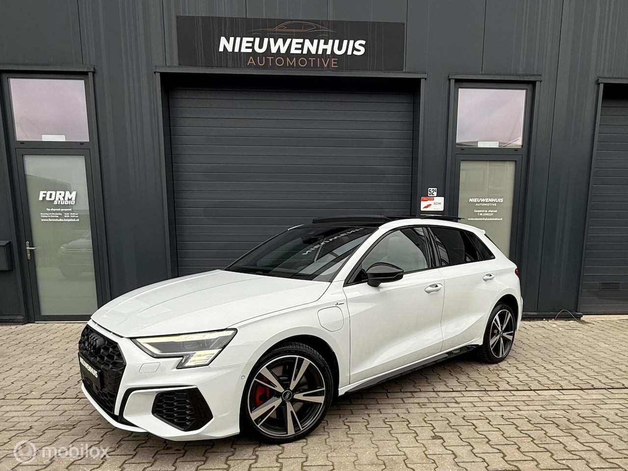 Audi A3 Sportback - 45 TFSIe S edition Competition PANO l LED - AutoWereld.nl