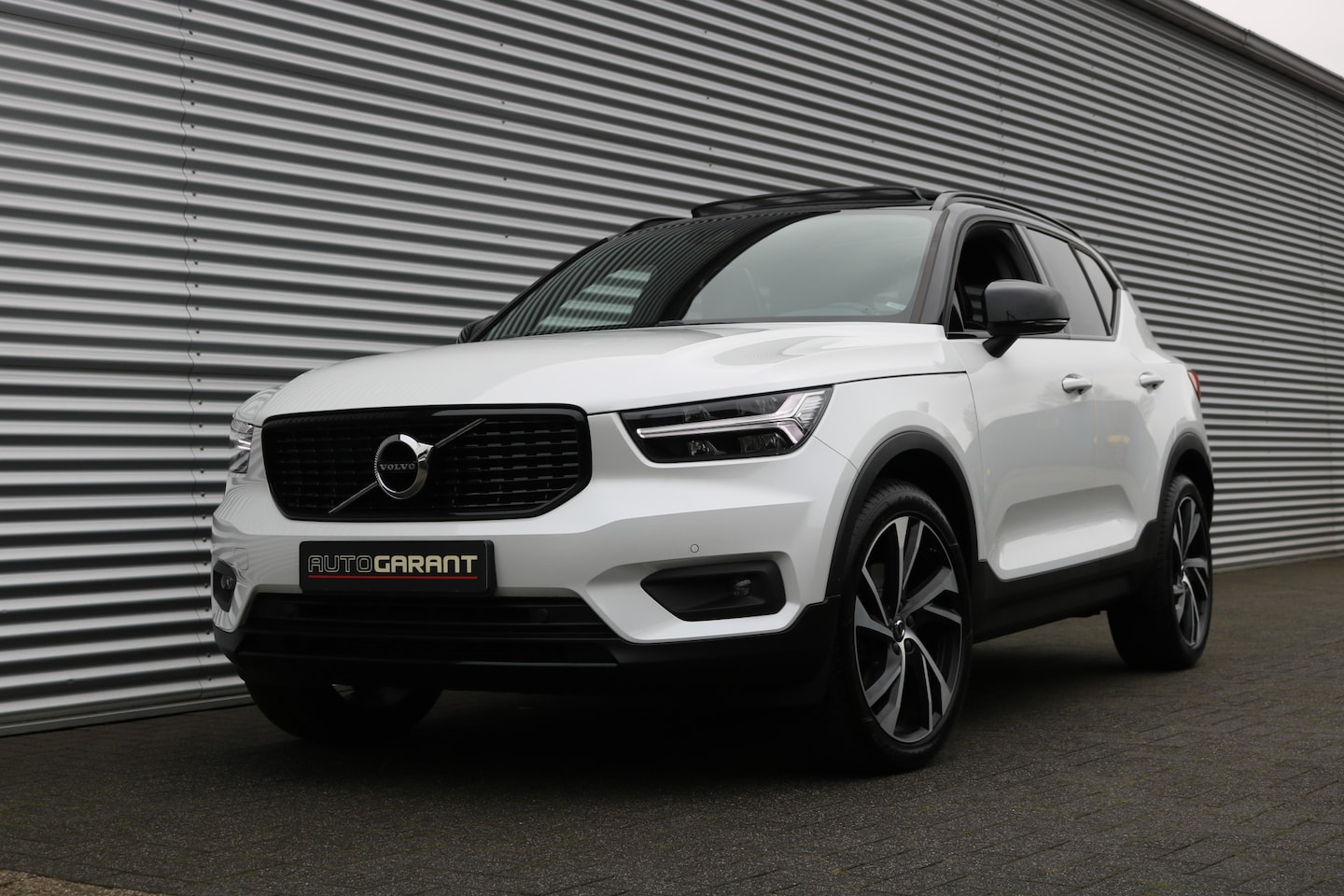 Volvo XC40 - 2.0 T4 R-Design Aut (Panoramadak Sportleder/Memory Carplay Navi/Camera HarmanKardon Standk - AutoWereld.nl