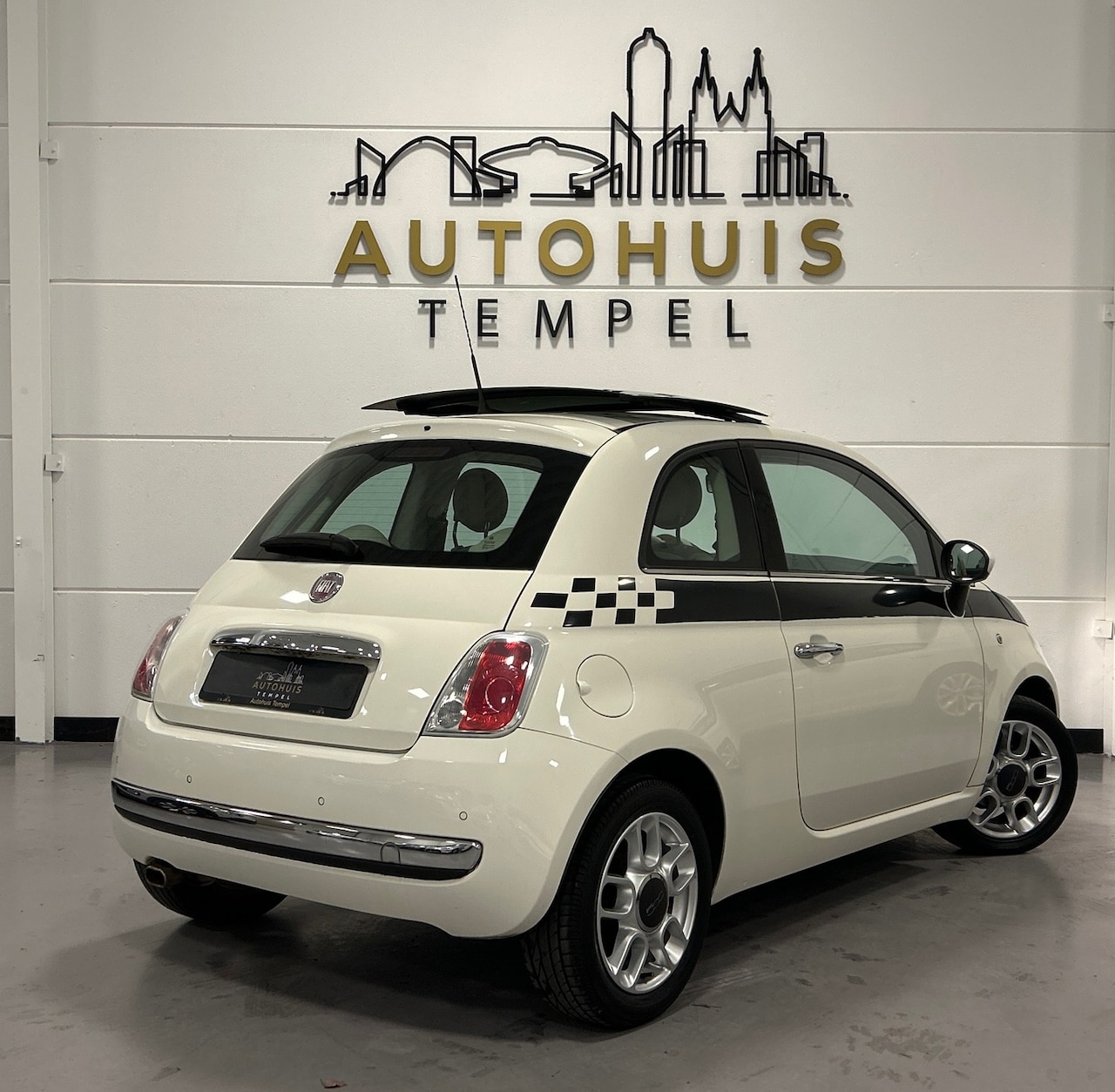 Fiat 500 - 1.2 Lounge Automaat Nap Airco Panoramadak Parkeersensoren Bluetooth 15 Inch Velgen - AutoWereld.nl