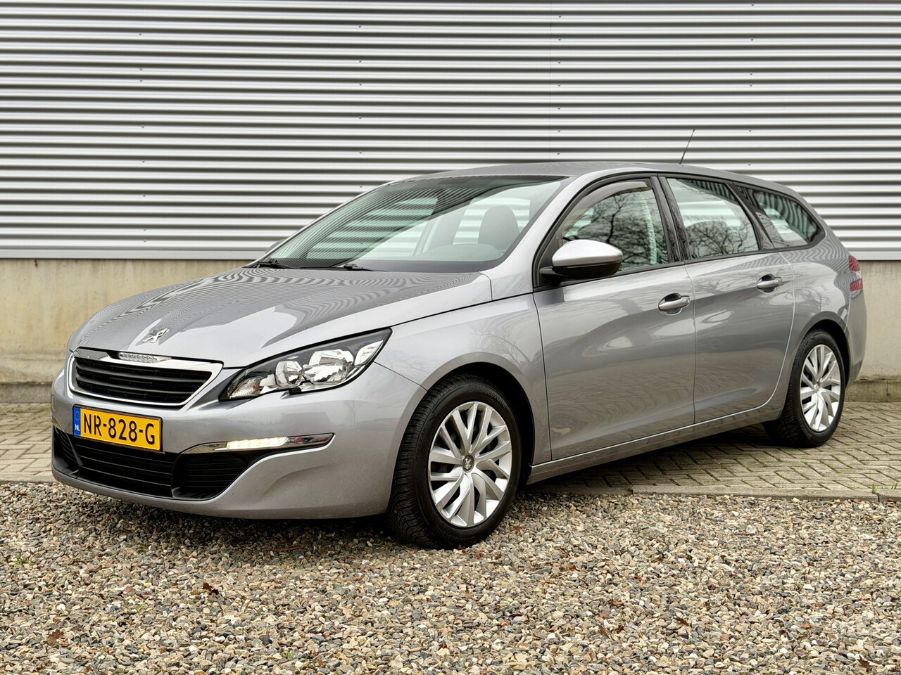 Peugeot 308 SW - 1.2 PureTech Blue Lease [ fm navi,ecc,cruise,trekhaak ] - AutoWereld.nl
