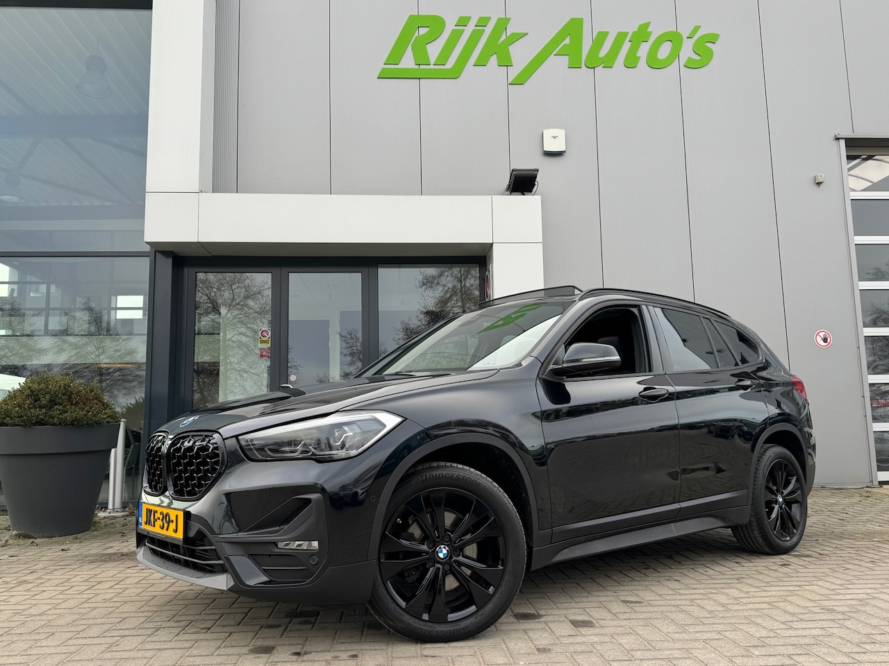 BMW X1 - SDrive18i Executive * Panoramadak * Head-up display * Stoelverwarming - AutoWereld.nl