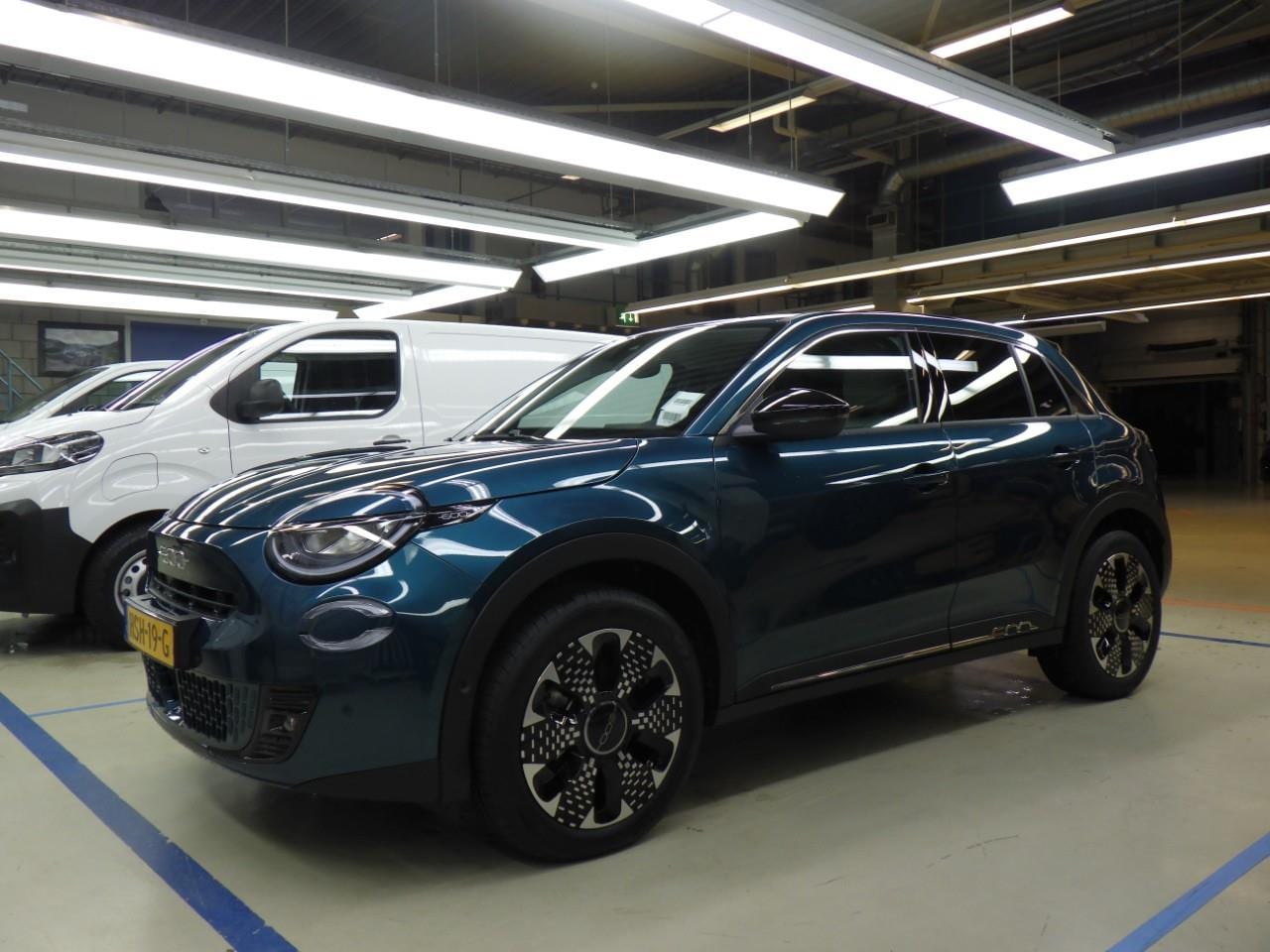 Fiat 600e - La Prima 54 kWh 8 Jaar Garantie! | Vol-Leder | Massage | Adaptive Cruise | Elektr. Stoelen - AutoWereld.nl