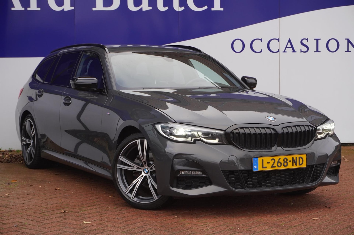 BMW 3-serie Touring - 320i Business M SPORT+Led-adaptief+wifi+Harman-Kardon+Navigatie+Leder+19"lnv+Elek-trekhaak - AutoWereld.nl
