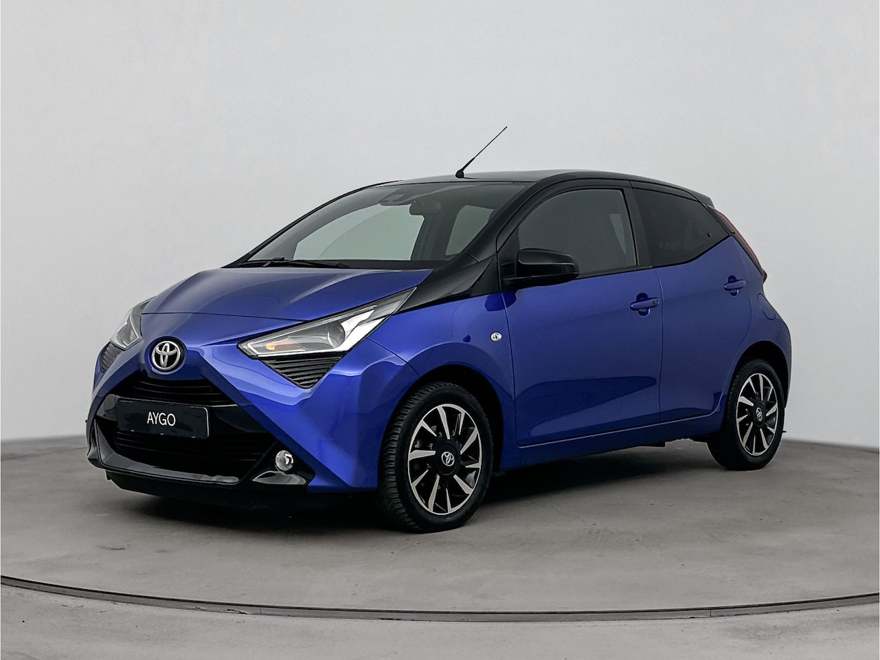 Toyota Aygo - 1.0 VVT-i x-cite ultimate | automaat | start stop | achteruitrijcamera | All weatherbanden - AutoWereld.nl