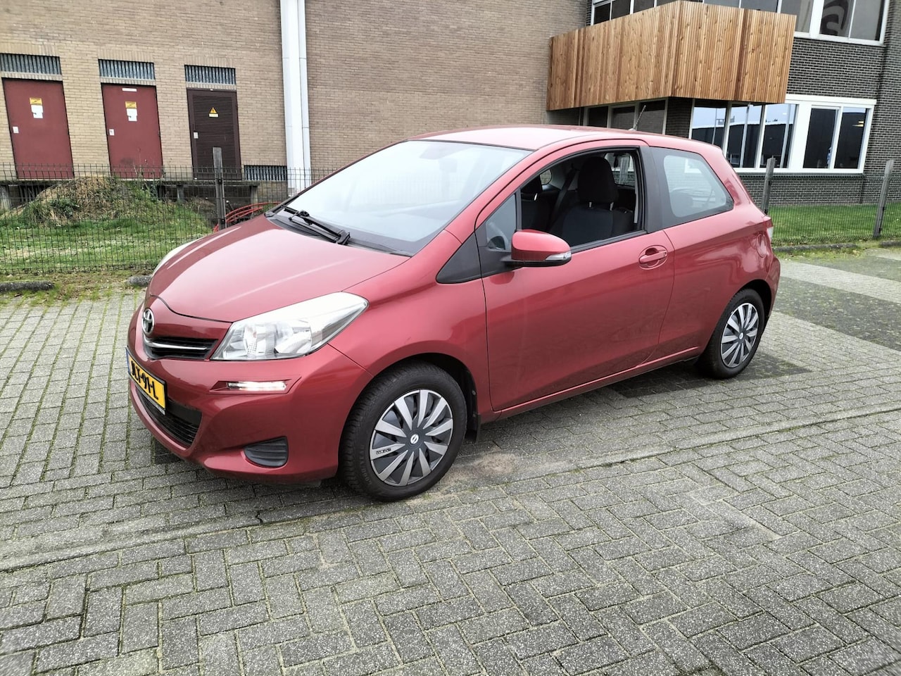 Toyota Yaris - 1.3 VVT-i Automaat ,Camera,Stoelverw, ... - AutoWereld.nl