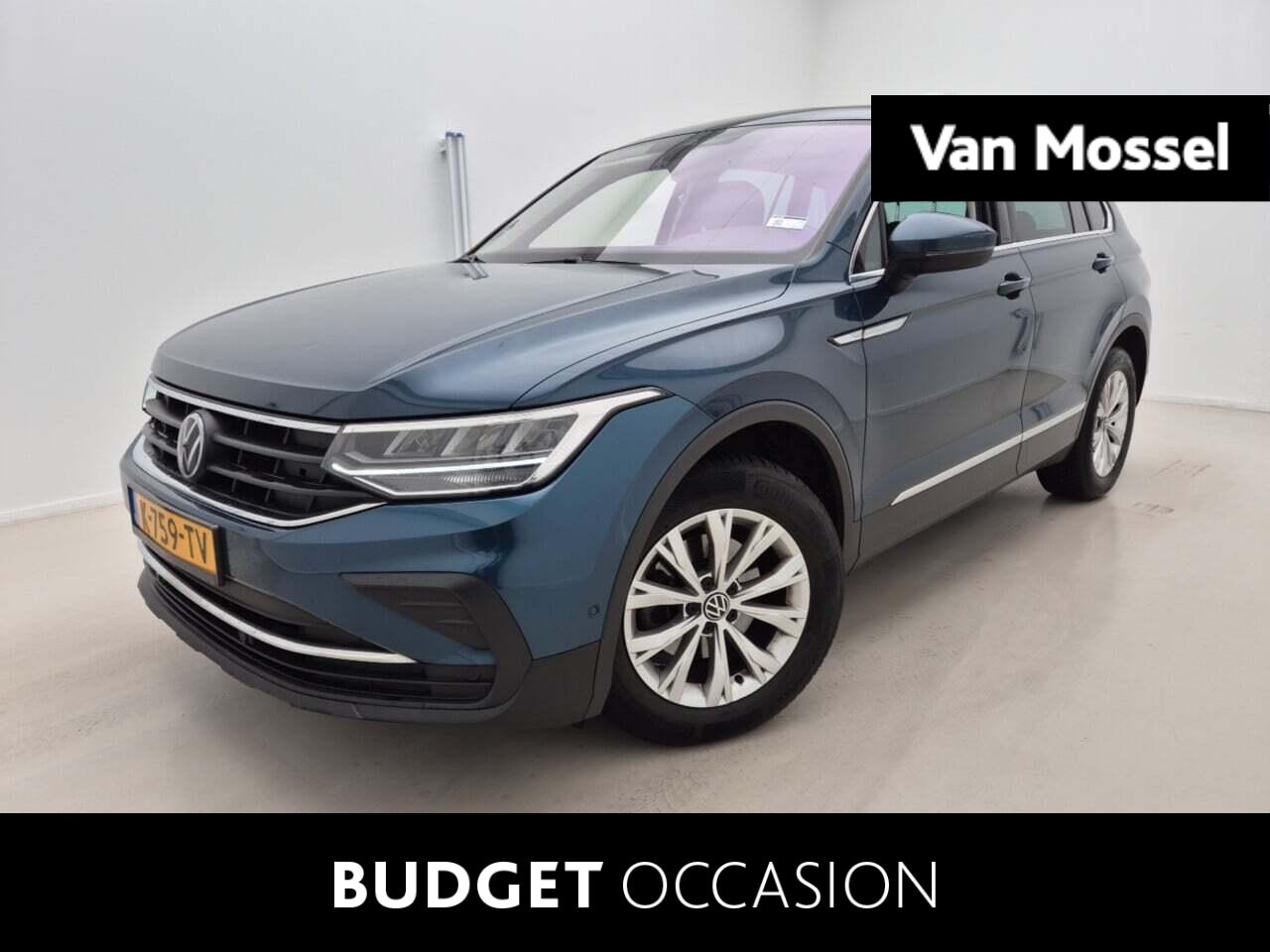 Volkswagen Tiguan - 1.5 TSI Life Business 150 PK | Apple Carplay | Achteruitrijcamera | Panoramadak | Trekhaak - AutoWereld.nl