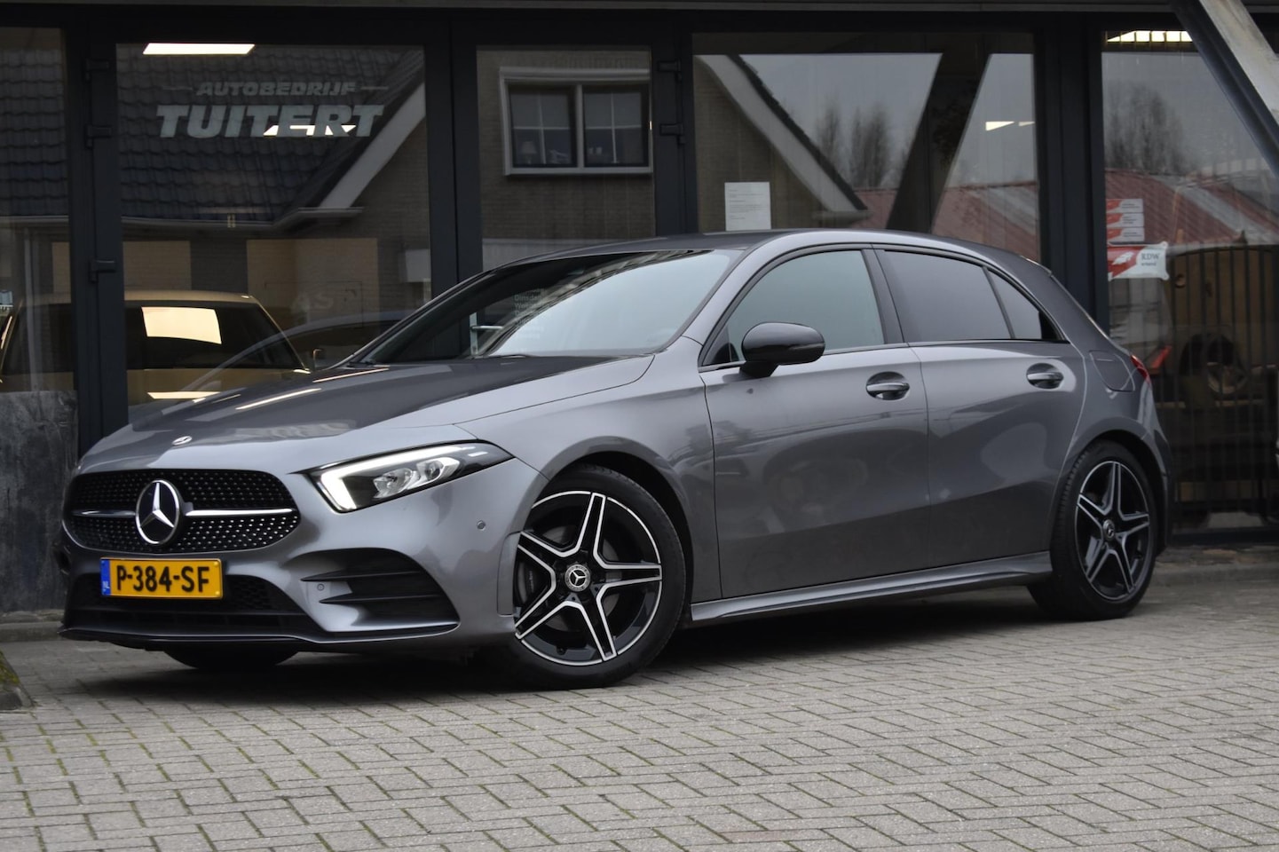 Mercedes-Benz A-klasse - 180 AMG NIGHT | SFEERVERLICHTING | APPLE CARPLAY | CAMERA | ANDROID AUTO | NAP | DEALER ON - AutoWereld.nl
