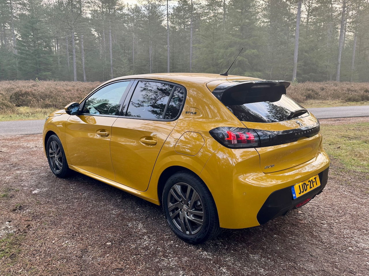 Peugeot 208 - 1.2 PureTech Allure Style pakket Nieuwe distributie nieuwe remblokken nieuwe banden onderhoud en apk - AutoWereld.nl