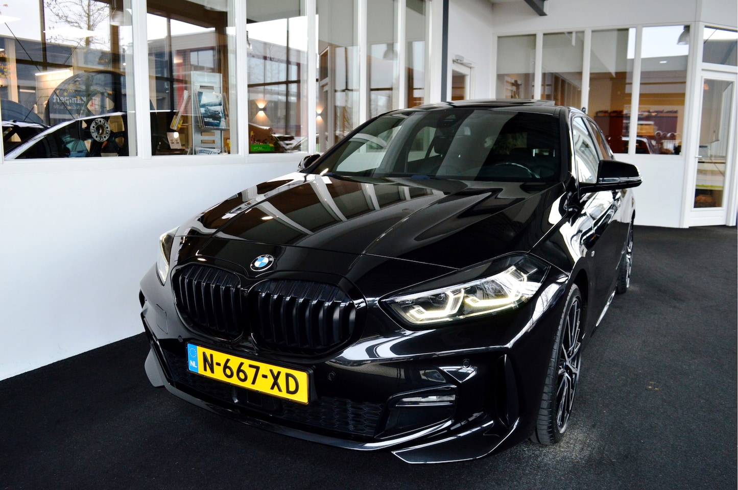 BMW 1-serie - 118i M-Sportedition | 19" | Pano | Leder | Active Cruise - AutoWereld.nl