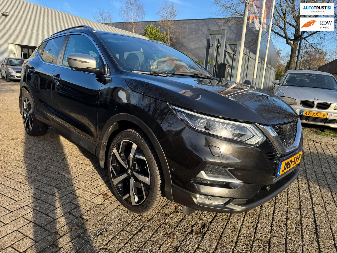 Nissan Qashqai - 1.2 Tekna exclusive, leder, panorama, trekhaak, navi, cruise, camera pdc, multi-stuur, 19" - AutoWereld.nl