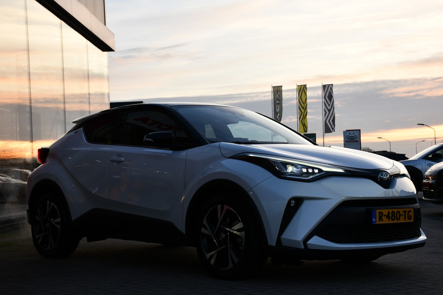 Toyota C-HR - 1.8 Hybrid Style Automaat 122pk | LED-koplampen | Dodehoekdetectie | PDC vóór- & achter | - AutoWereld.nl