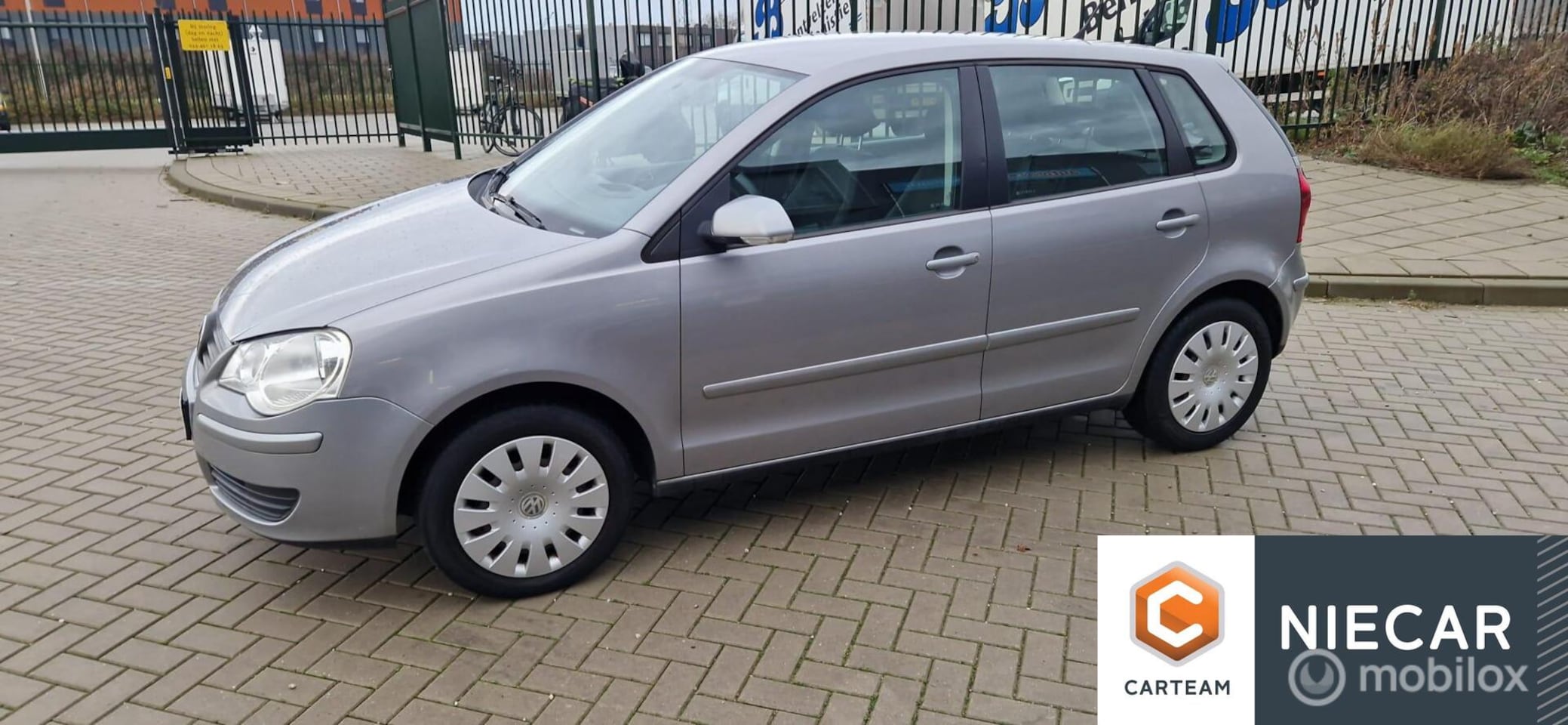 Volkswagen Polo - 1.4-16V Comfortline AUTOMAAT/CRUISE/BT - AutoWereld.nl