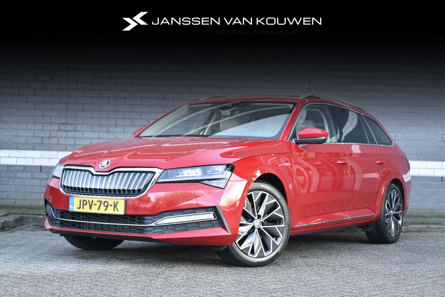 Skoda Superb Combi - 1.4 TSI iV Laurin & Klement / Pano / Leder / Stoelverwarming / Trekhaak / Virtual / Matrix - AutoWereld.nl