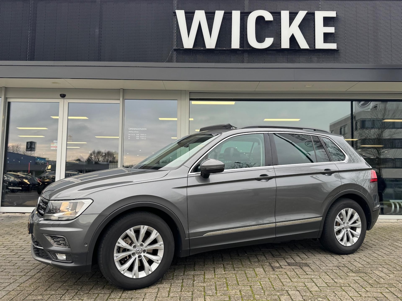 Volkswagen Tiguan - 1.4 TSI ACT DSG Panorama 360 Camera Leder memory - AutoWereld.nl