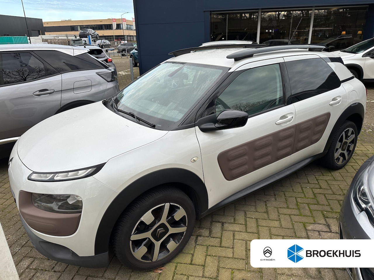 Citroën C4 Cactus - 1.2 VTi Shine | Achteruitrijcamera | Airco (automatisch) | Audio-navigatie full map - AutoWereld.nl