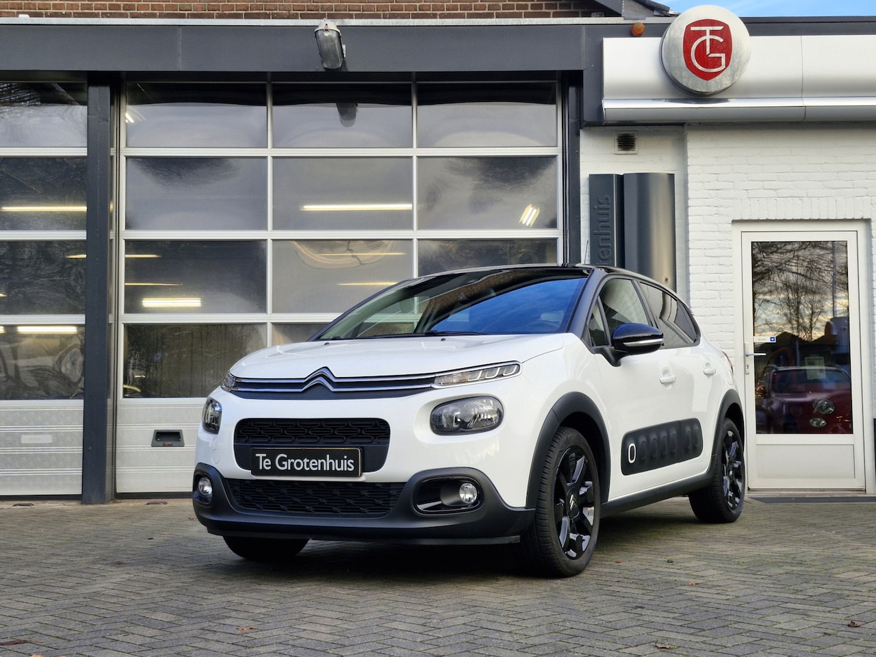 Citroën C3 - Shine 1.2 | Trekhaak | Navi | - AutoWereld.nl