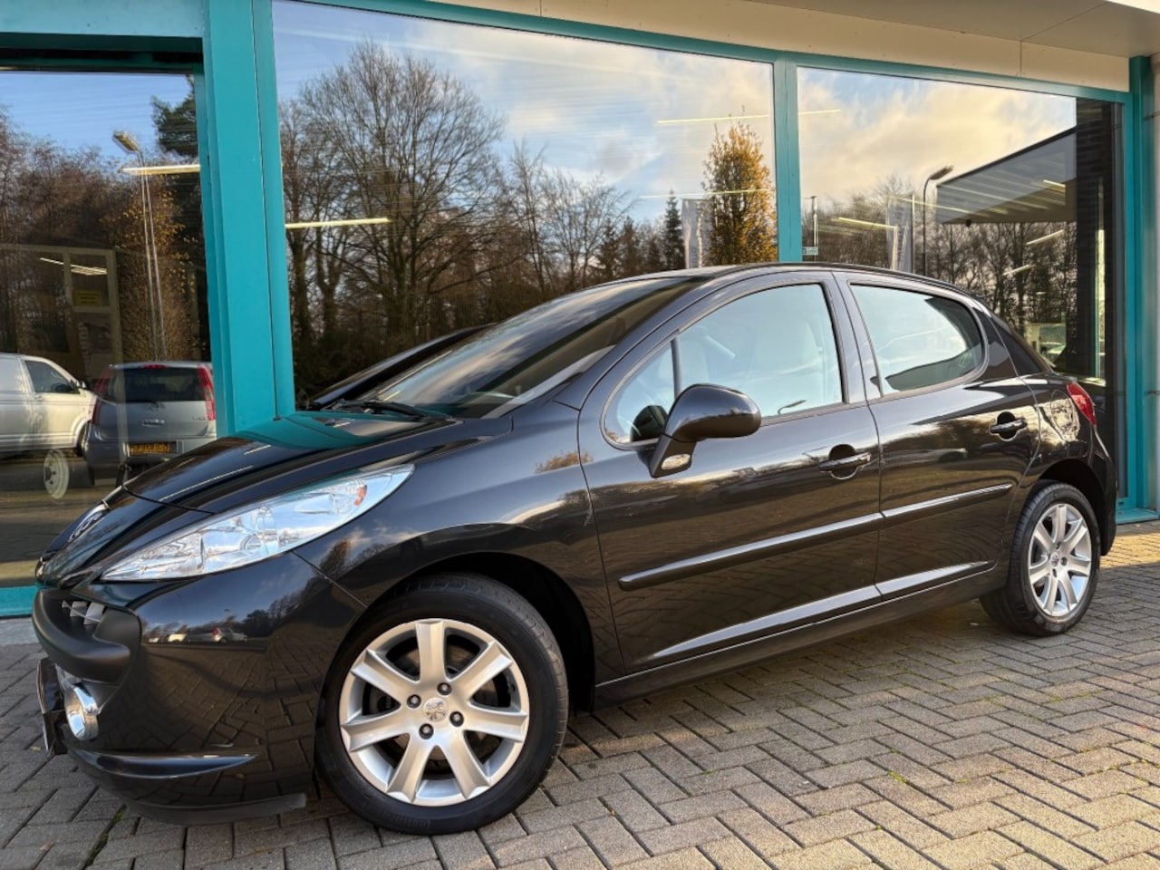 Peugeot 207 - 1.6 VTi Automaat Climate, Panorama, Leder, PDC, NAP, Youngtimer - AutoWereld.nl