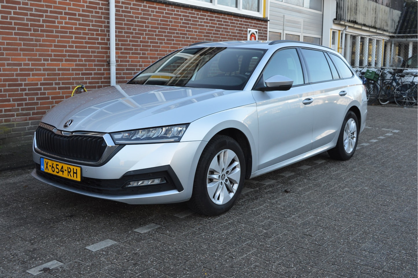 Skoda Octavia Combi - 111PK TSI Busn. Ed. NL-Auto / Led verl. / Digit.displ. / Apple,android - AutoWereld.nl
