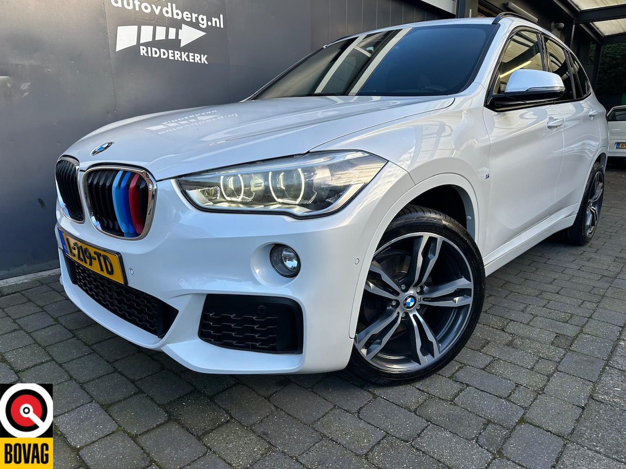 BMW X1 - sDrive18d High Executive M pakket | Pano | Carplay | Achterklep elektr | Trekhaak | - AutoWereld.nl