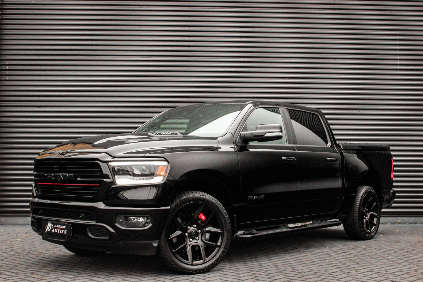 Dodge Ram Pick Up - 5.7 V8 HEMI 1500 BLACK EDITION / 100DKM / DIRECT RIJDEN / APPLE CARPLAY / 22 INCH / FULL B - AutoWereld.nl