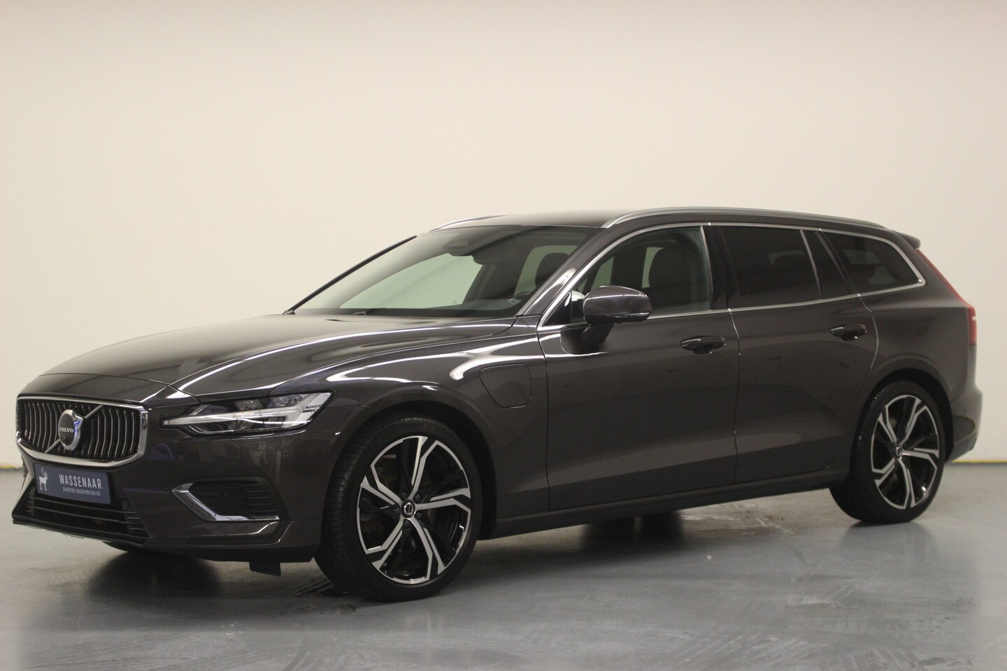 Volvo V60 - T6 Plug-in hybrid AWD Plus Bright | Rijklaarprijs | Trekhaak | - AutoWereld.nl