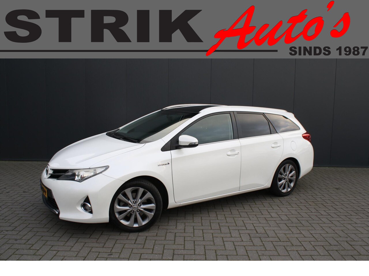 Toyota Auris Touring Sports - 1.8 Hybrid Executive - TREKHAAK - PANORAMADAK - CAMERA - 1e EIGENAAR - AutoWereld.nl