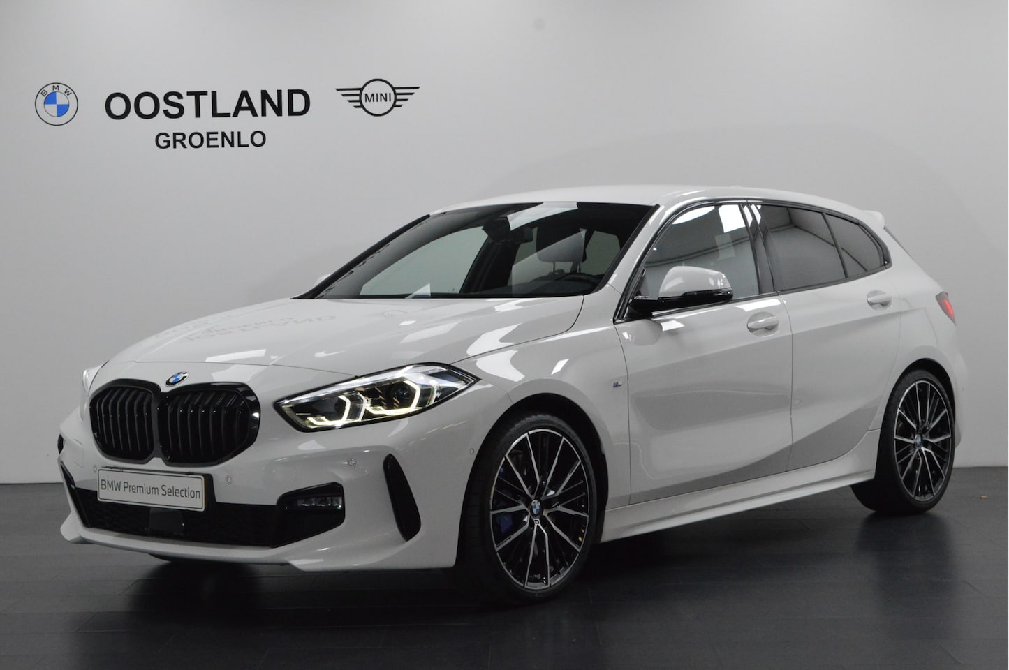 BMW 1-serie - 118i High Executive M Sport Automaat / Sportstoelen / Achteruitrijcamera / M Sportonderste - AutoWereld.nl