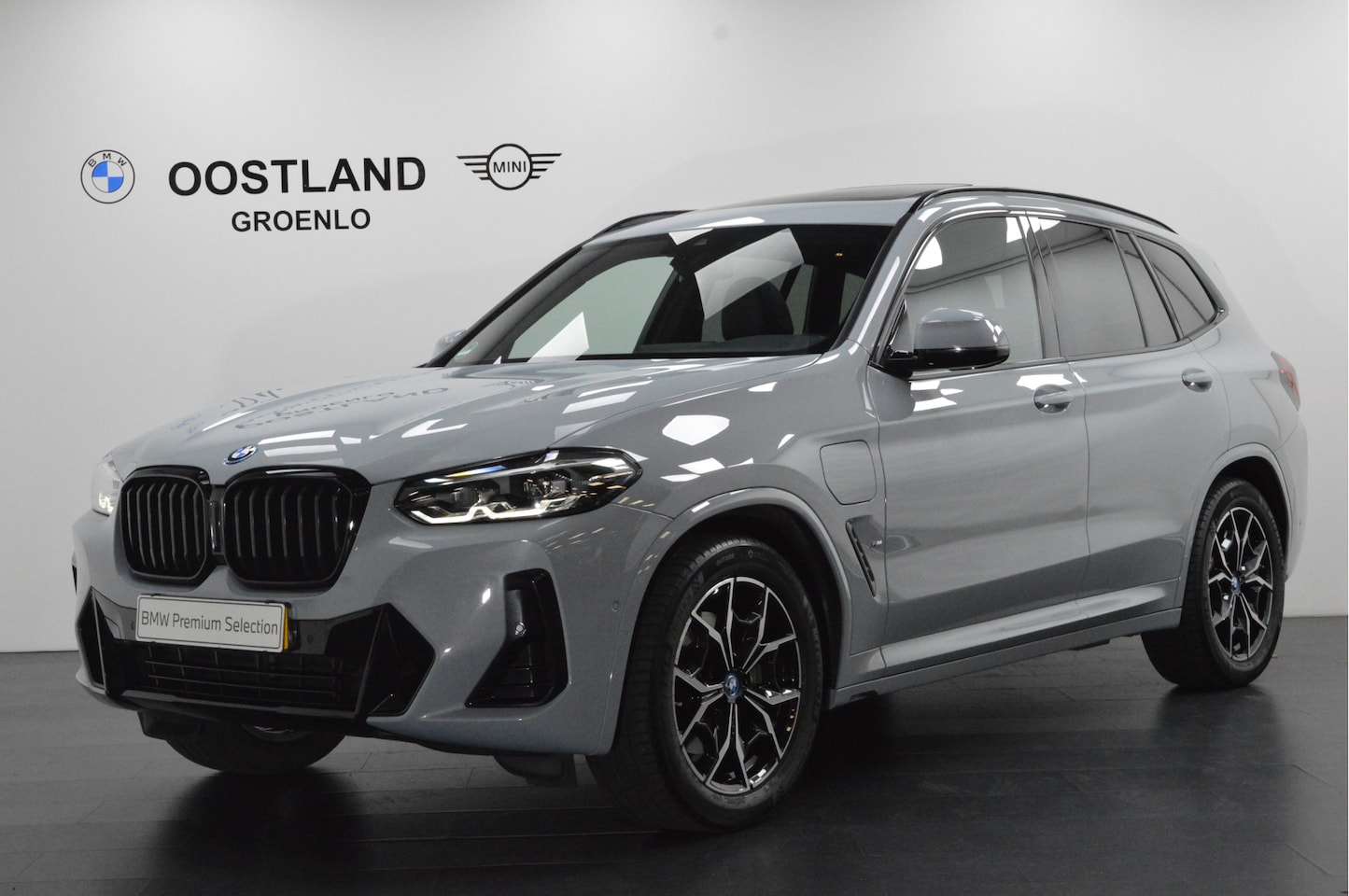 BMW X3 - xDrive30e High Executive M Sport Automaat / Panoramadak / Trekhaak / Sportstoelen / Achter - AutoWereld.nl