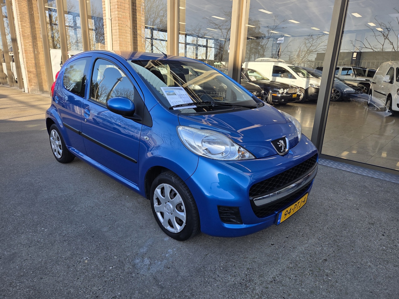 Peugeot 107 - 1.0-12V Automaat 5 Deurs Airco Millesim 200 - AutoWereld.nl