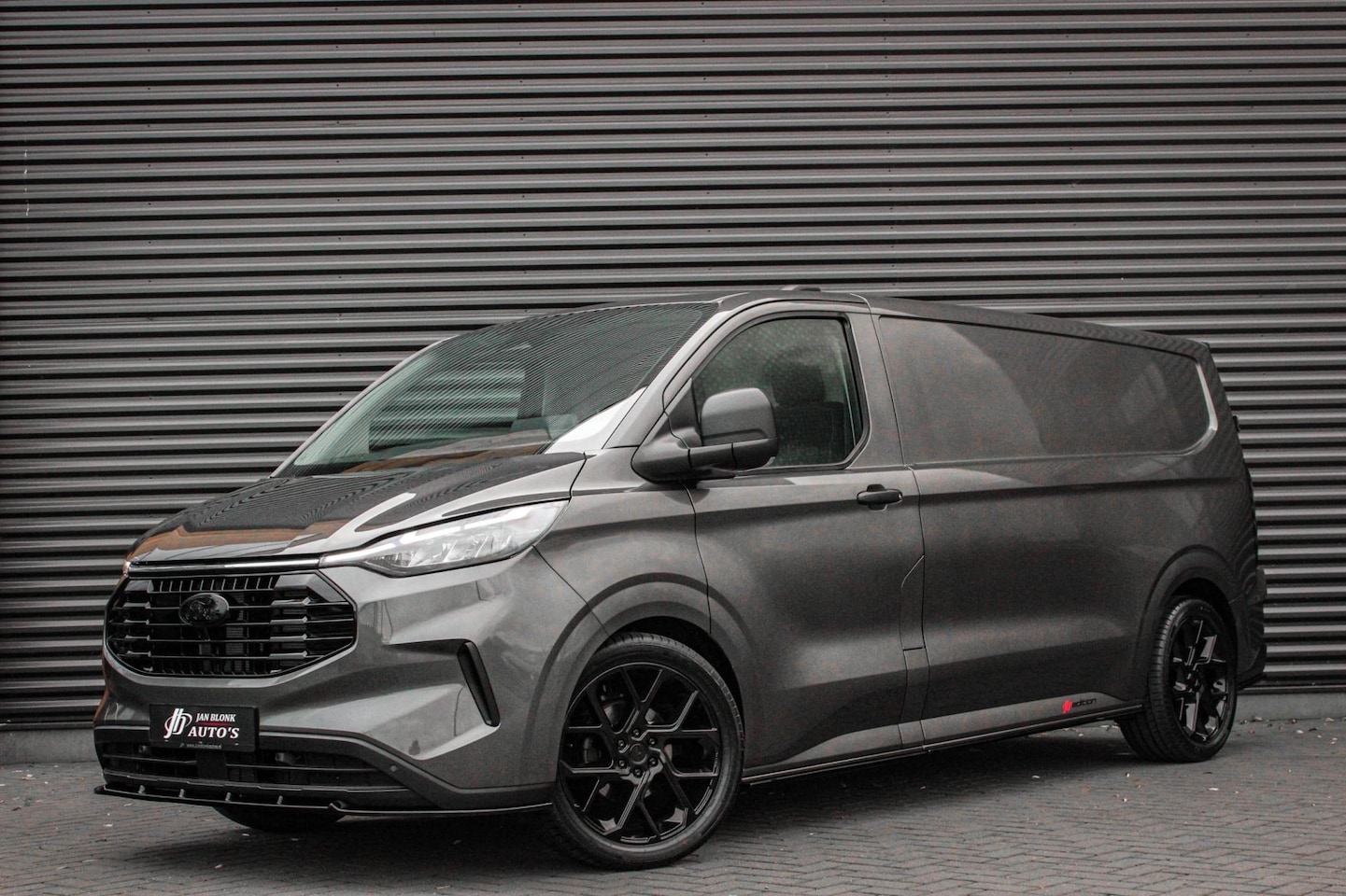 Ford Transit Custom - 320 2.0 TDCI L2H1 AUTOMAAT 170PK JB- EDITION / FULL BLACK / APPLE CARPLAY / 3- ZITS / MY20 - AutoWereld.nl