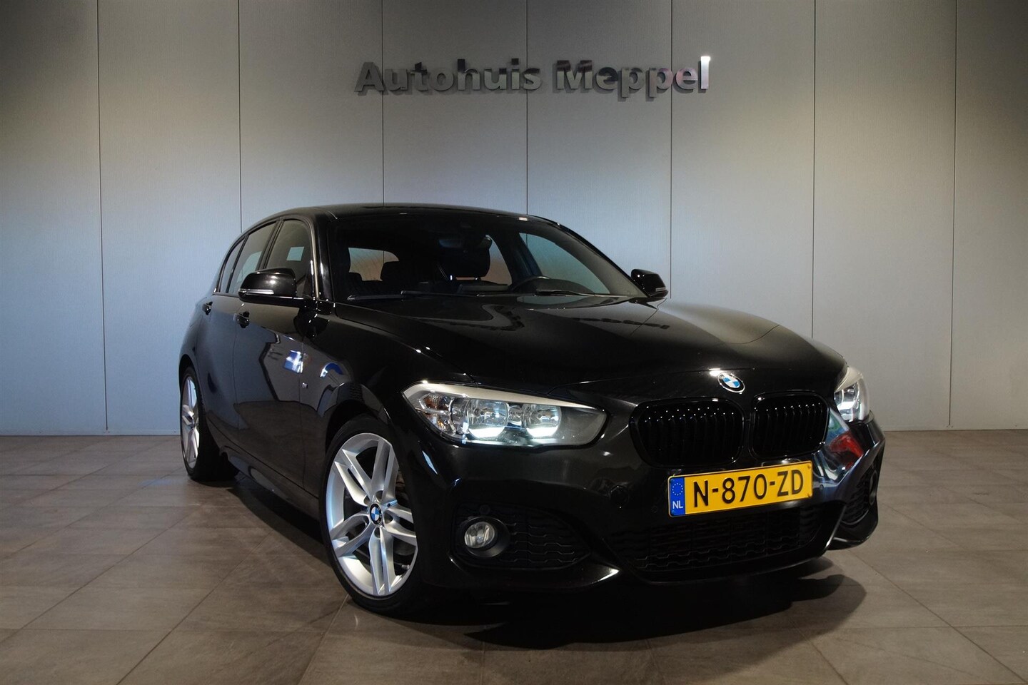 BMW 1-serie - 116i M-Sport/// | Cruise Control | PDC | Navigatie | Shadow Line | - AutoWereld.nl