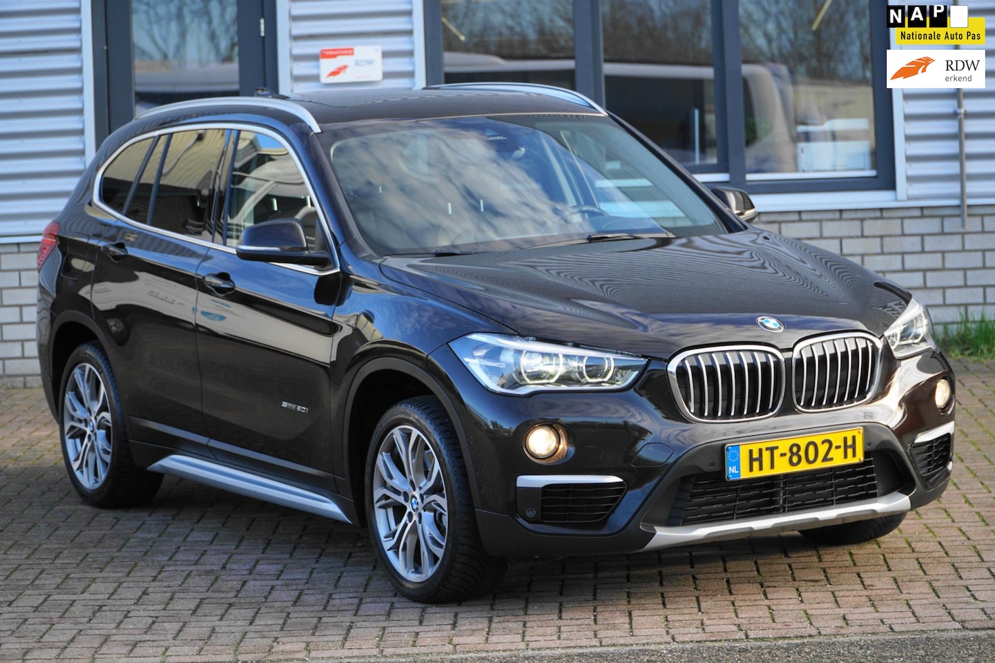 BMW X1 - SDrive20i EERSTE EIGENAAR PANO - AutoWereld.nl