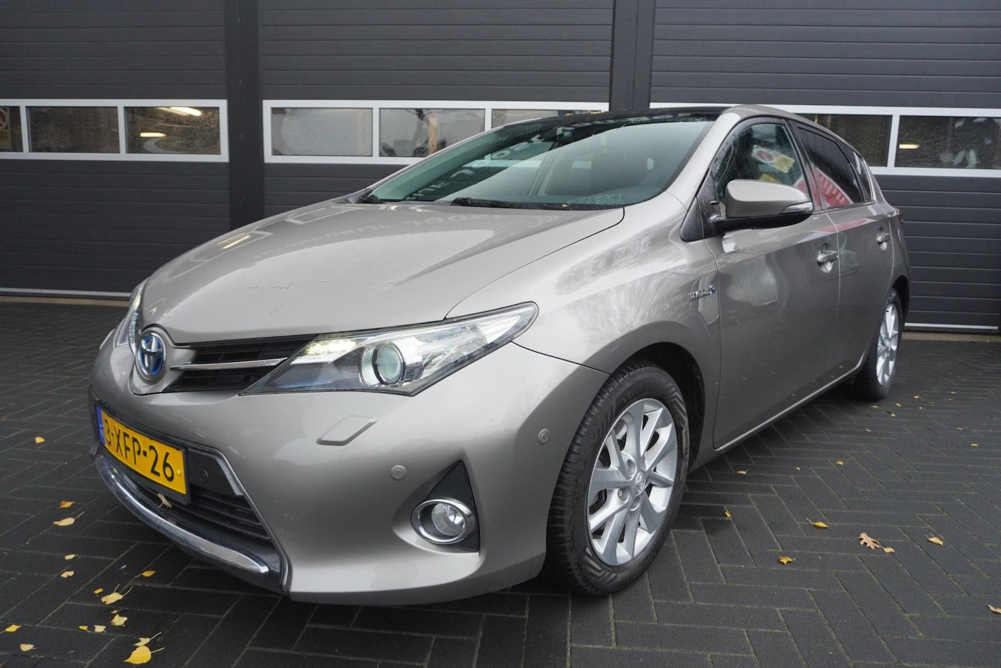 Toyota Auris - 1.8 Hybrid Lease+ Aut/Pano.dak/Camera/Park.sensoren/Trekhaak afneembaar - AutoWereld.nl