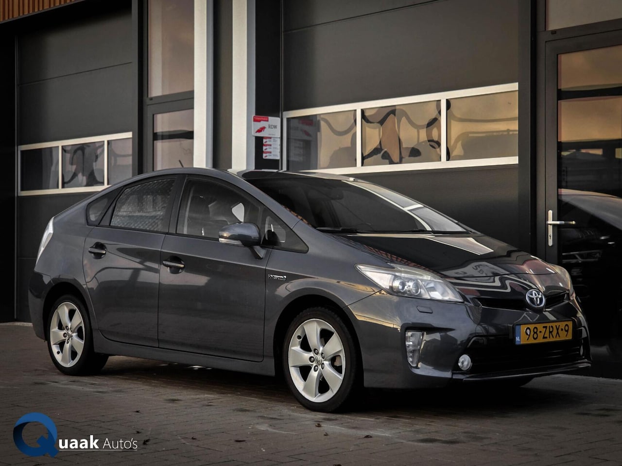 Toyota Prius - 1.8 Dynamic Business | TREKHAAK | DEALER OH. | HUD | CAMERA - AutoWereld.nl