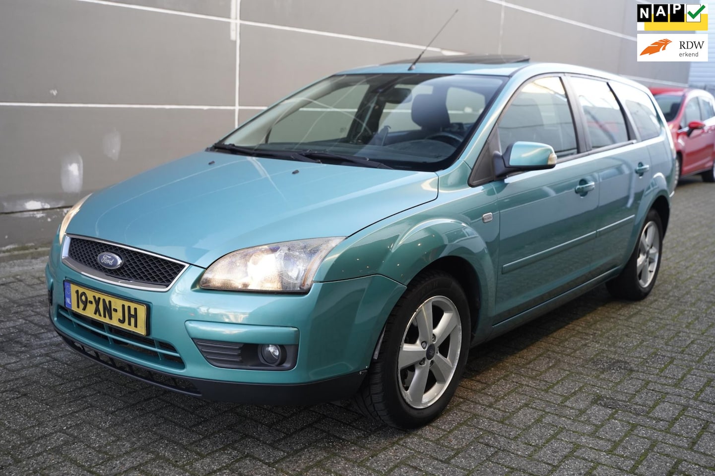 Ford Focus Wagon - 2.0-16V Titanium 2.0-16V Titanium, Automaat, Trekhaak, NAP - AutoWereld.nl