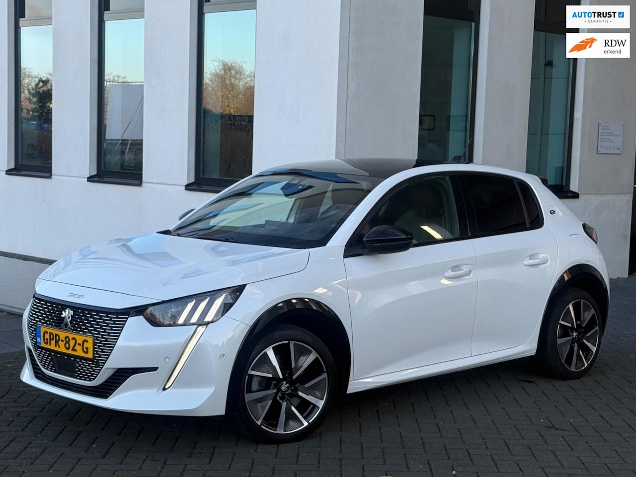Peugeot e-208 - EV GT 350 50 kWh, fase 3, panoramadak, 360 camera, 1/2 lederen sportinterieur,stoelverwarm - AutoWereld.nl