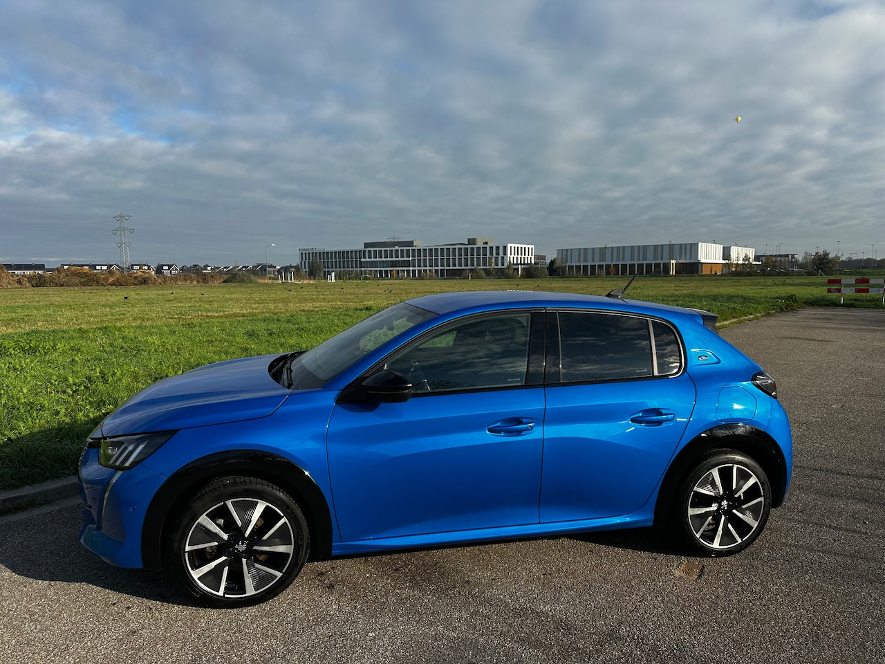 Peugeot e-208 - EV 50kWh GT Een prachtige Peugeot e208 GT-line met haast alle opties.  Heeft de sportieve blauwe metal - AutoWereld.nl