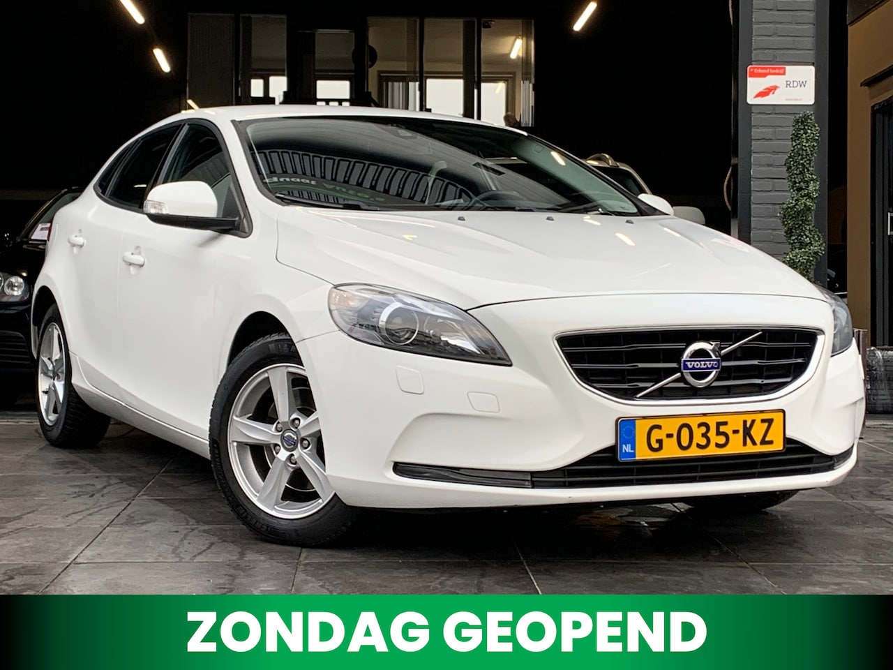 Volvo V40 - 1.6 T2 R-Design|Stoelvw|Xenon|PDC|Cruise|Clima|APK - AutoWereld.nl