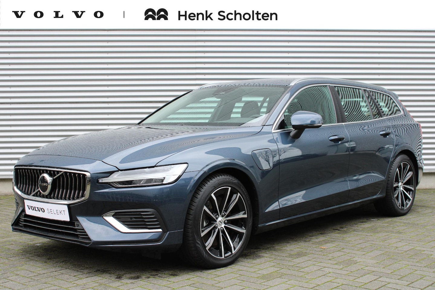 Volvo V60 - 2.0 T6 Plug-in hybrid AWD Essential Bright 18'' velgen | Lederen Bekleding | Trekhaak Met - AutoWereld.nl