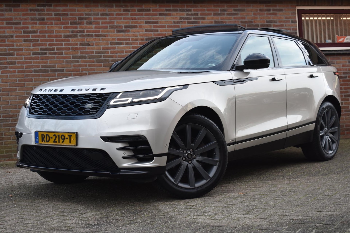 Land Rover Range Rover Velar - 3.0 V6 AWD R-Dynamic HSE '17 Pano LED Clima Navi Cruise Inruil mogelijk - AutoWereld.nl
