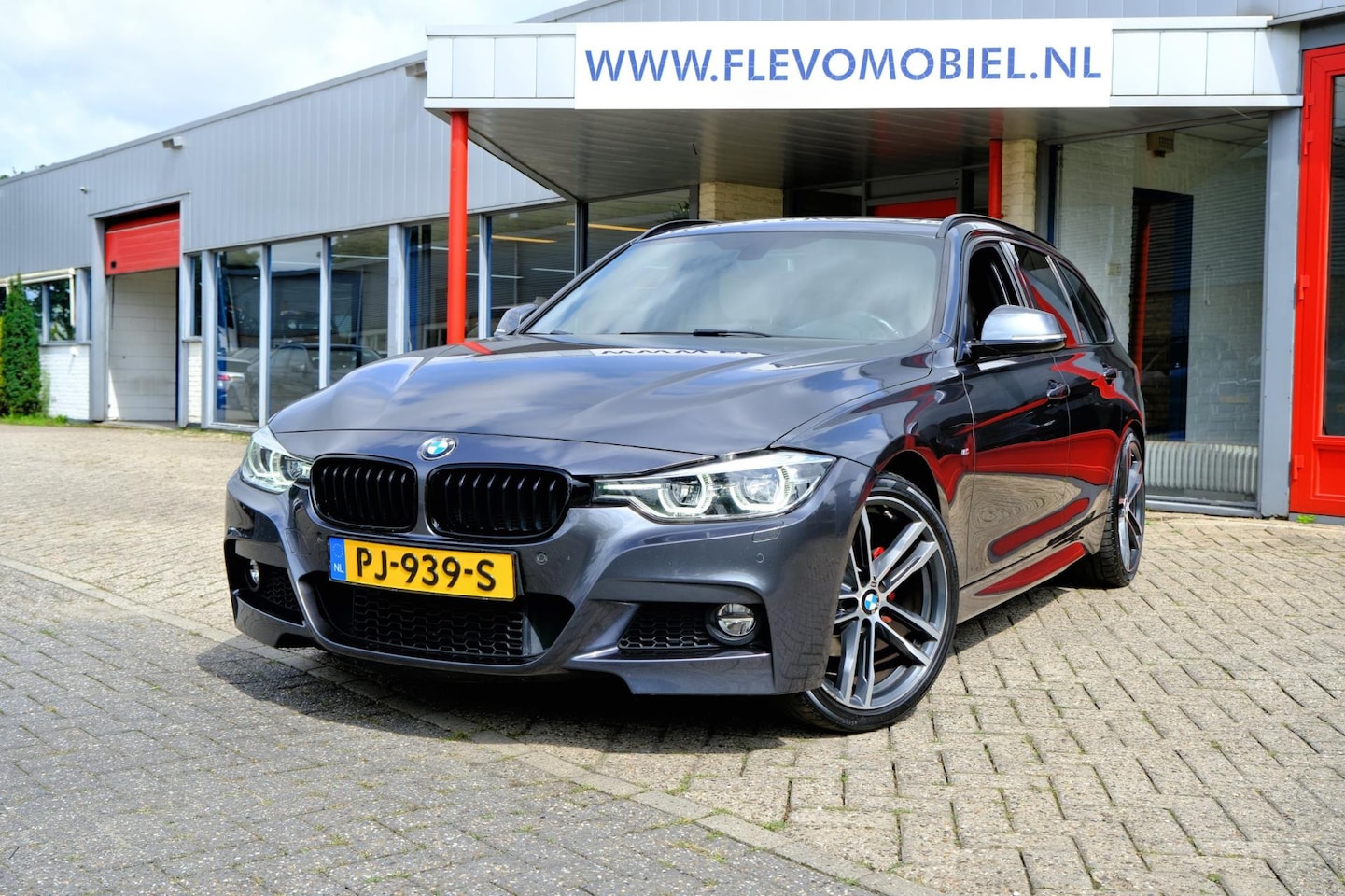 BMW 3-serie Touring - 318d M Sport High Executive Aut. Leder|Pano|Navi|Clima - AutoWereld.nl